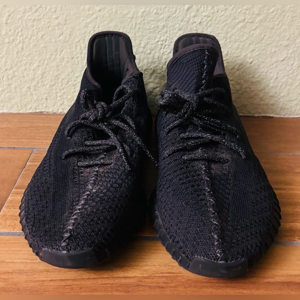 adidas Yeezy Triple Black Boost 350 V2 Sneaker Tennis Shoe Size: 9.5 - Picture 4 of 7